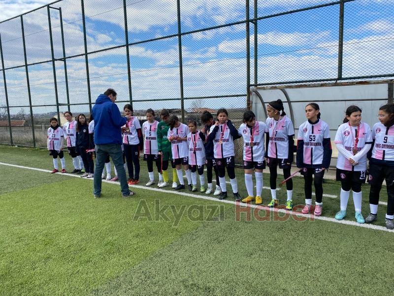 Paris Ortaokulu Yıldızlar Kız Futbol Takımı yarı finalde