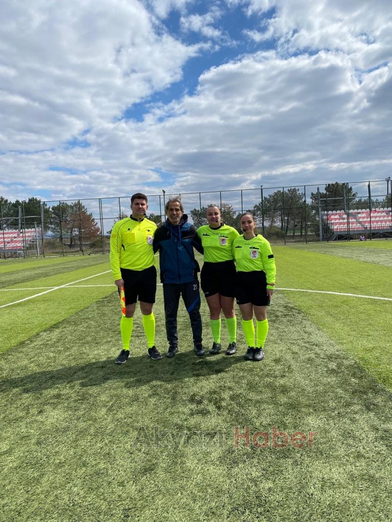 Paris Ortaokulu Yıldızlar Kız Futbol Takımı yarı finalde