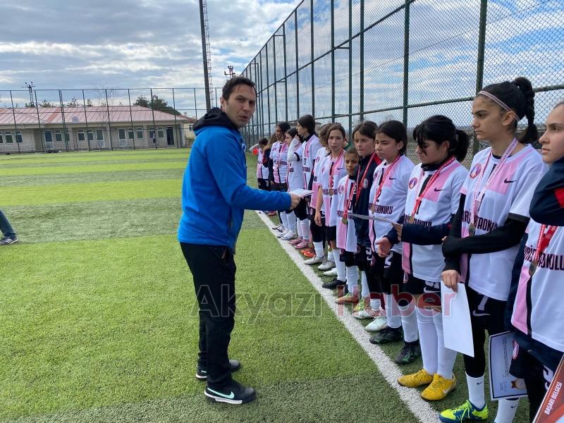 Paris Ortaokulu Yıldızlar Kız Futbol Takımı yarı finalde