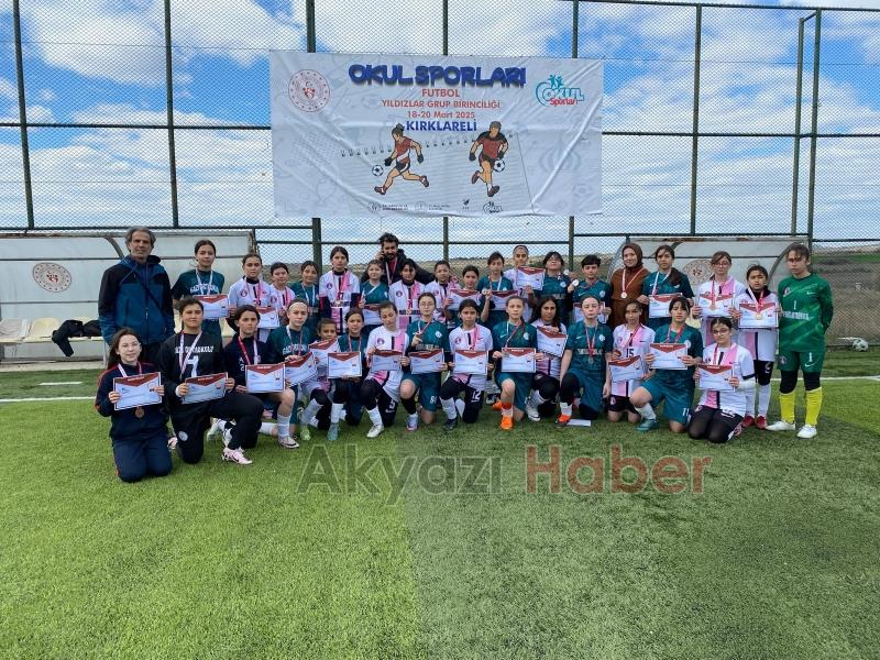 Paris Ortaokulu Yıldızlar Kız Futbol Takımı yarı finalde