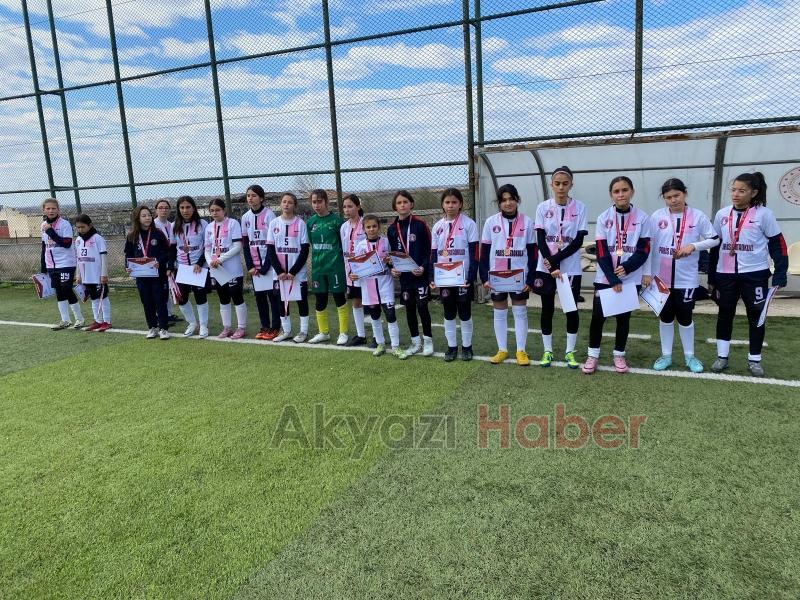 Paris Ortaokulu Yıldızlar Kız Futbol Takımı yarı finalde