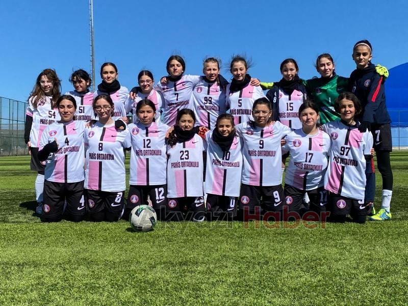 Paris Ortaokulu Yıldızlar Kız Futbol Takımı yarı finalde