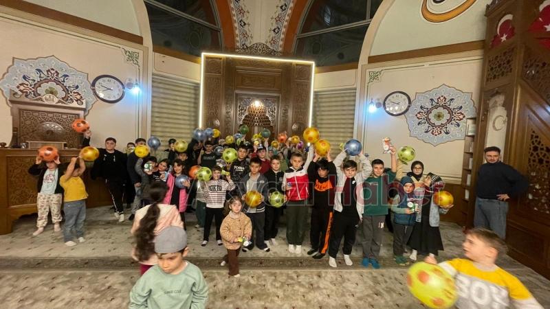 Akşemsettin Camii'nde camiye gelen çocuklara hediyeler verildi
