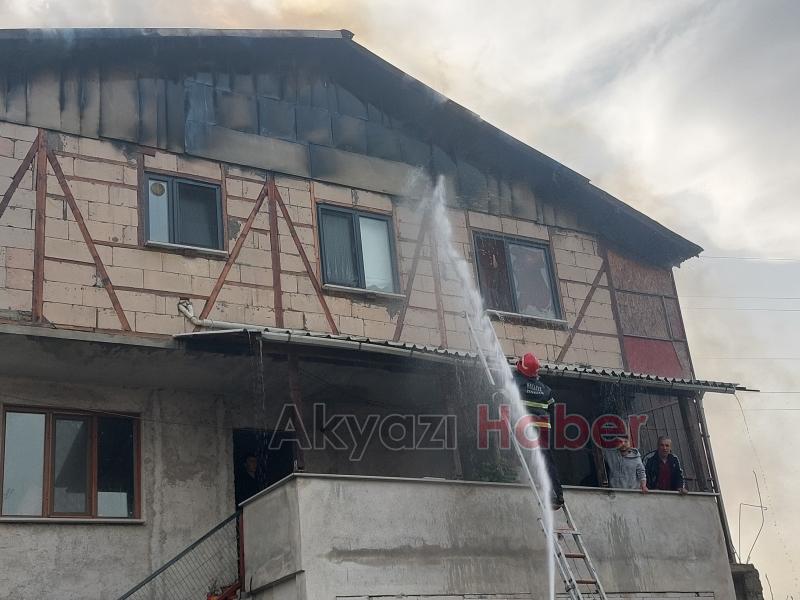 Akyazı'da 3 katlı binada yangın