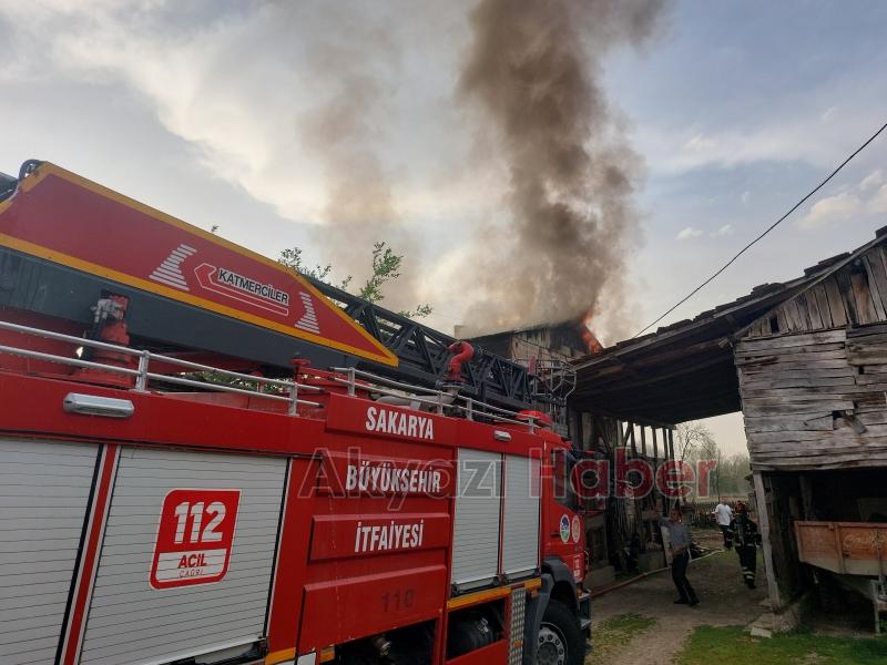 Akyazı'da 3 katlı binada yangın