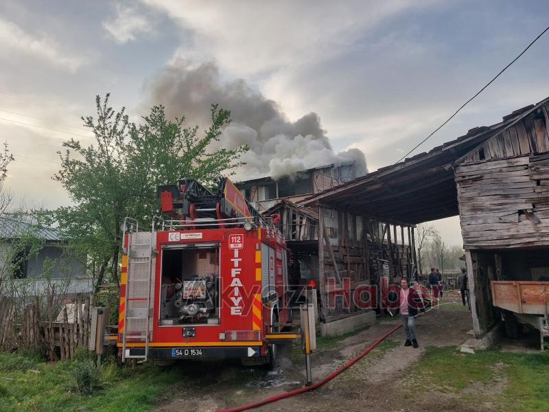 Akyazı'da 3 katlı binada yangın