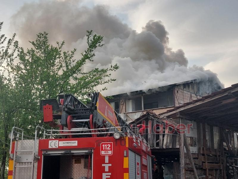 Akyazı'da 3 katlı binada yangın
