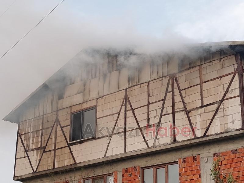 Akyazı'da 3 katlı binada yangın