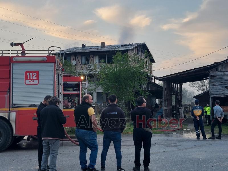 Akyazı'da 3 katlı binada yangın
