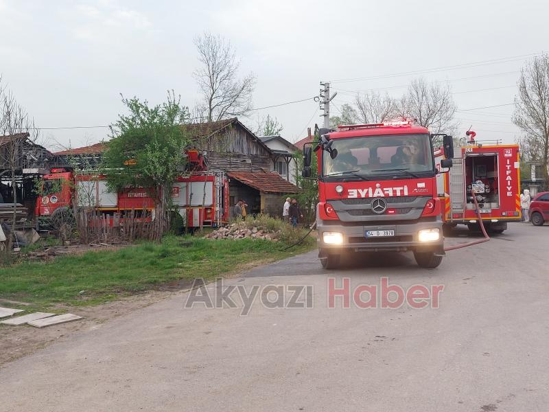 Akyazı'da 3 katlı binada yangın