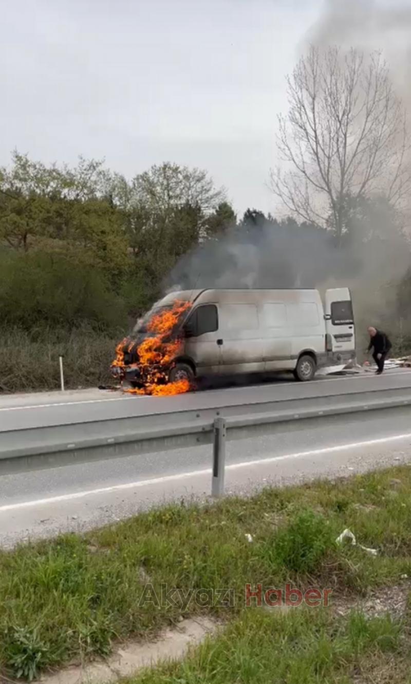 Mobilya malzemesi yüklü minibüs alev alev yandı