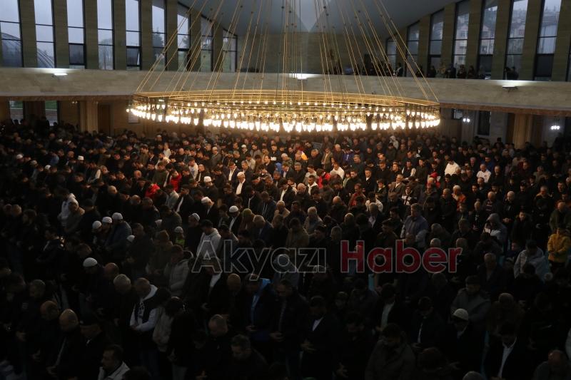 11 ayın sultanı, bayram namazıyla uğurlandı