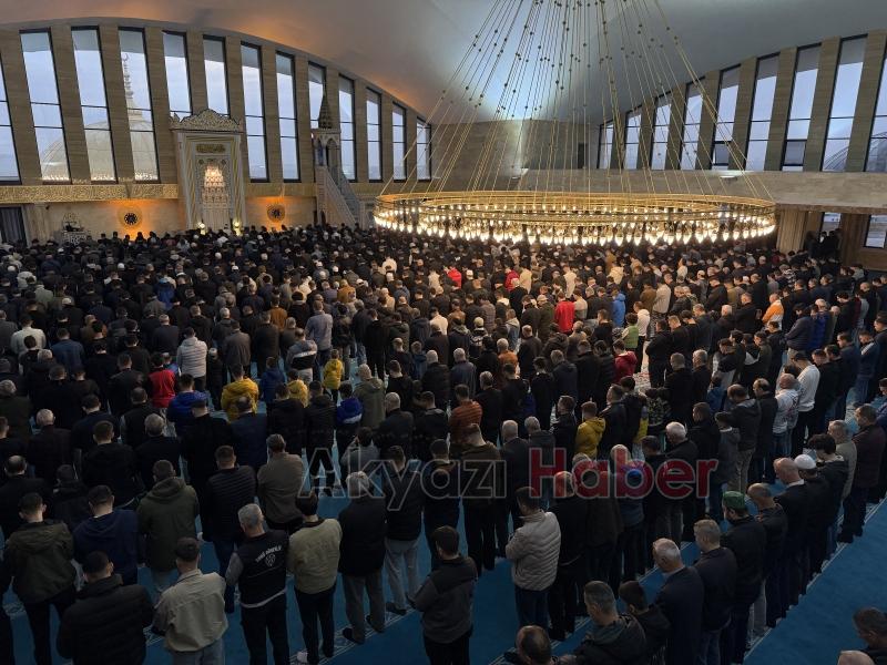 11 ayın sultanı, bayram namazıyla uğurlandı