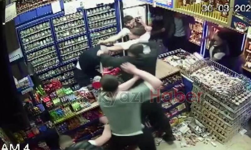 Ellerine ne geçtiyse fırlattılar, dakikalarca darbettiler