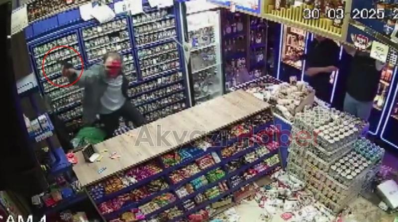 Ellerine ne geçtiyse fırlattılar, dakikalarca darbettiler