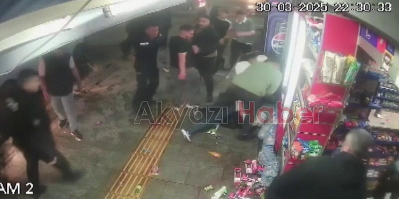 Ellerine ne geçtiyse fırlattılar, dakikalarca darbettiler