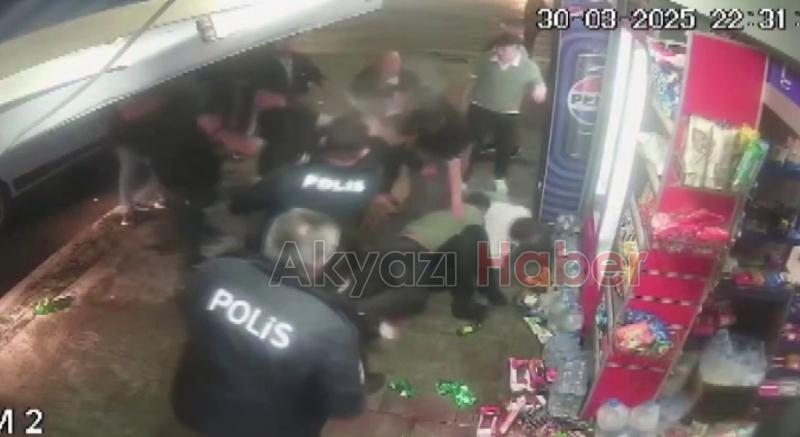 Ellerine ne geçtiyse fırlattılar, dakikalarca darbettiler