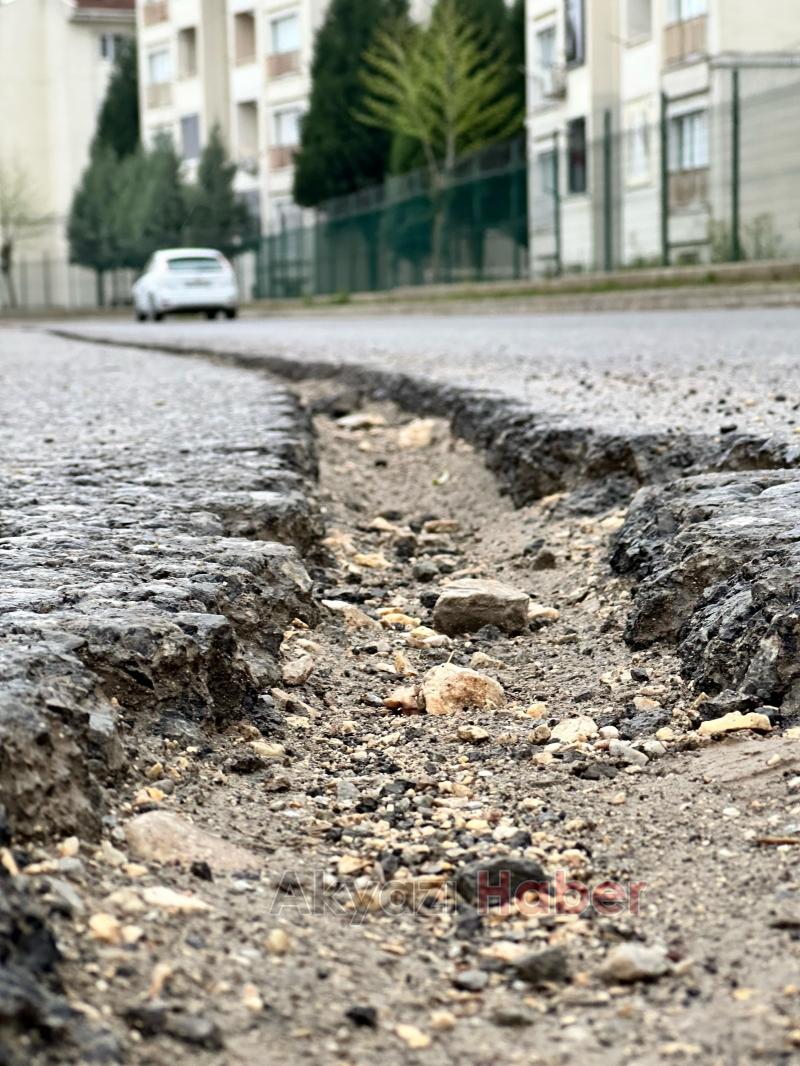 Akyazı'da tehlike saçan çukur: Asfalt kesildi, kapatılmadı