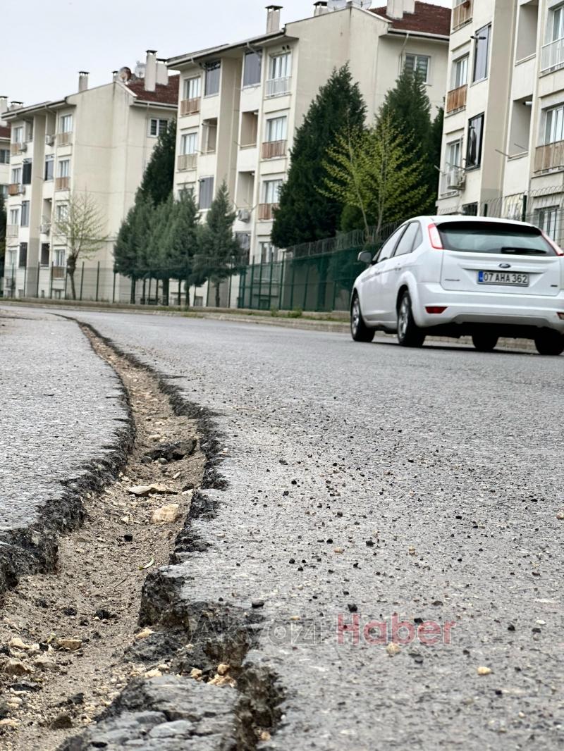 Akyazı'da tehlike saçan çukur: Asfalt kesildi, kapatılmadı