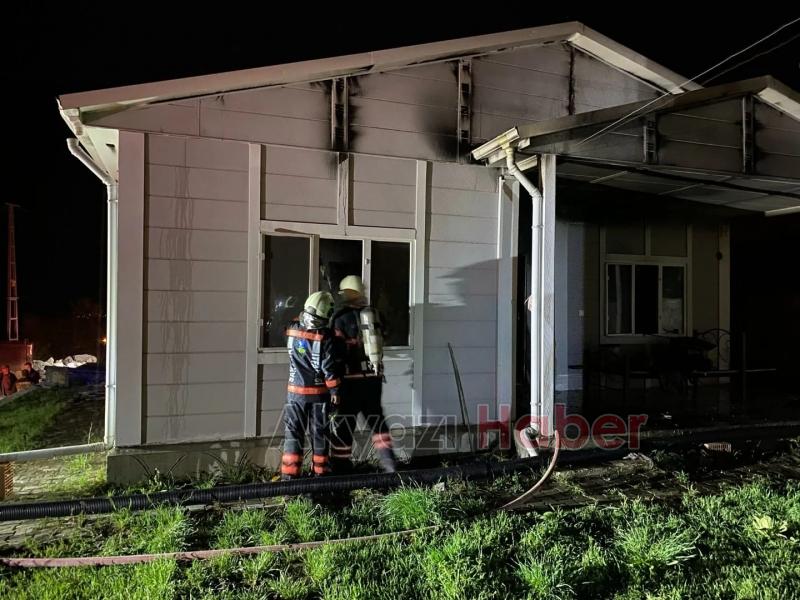 Geyve'de çelik ev yandı