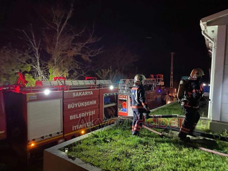 Geyve'de çelik ev yandı