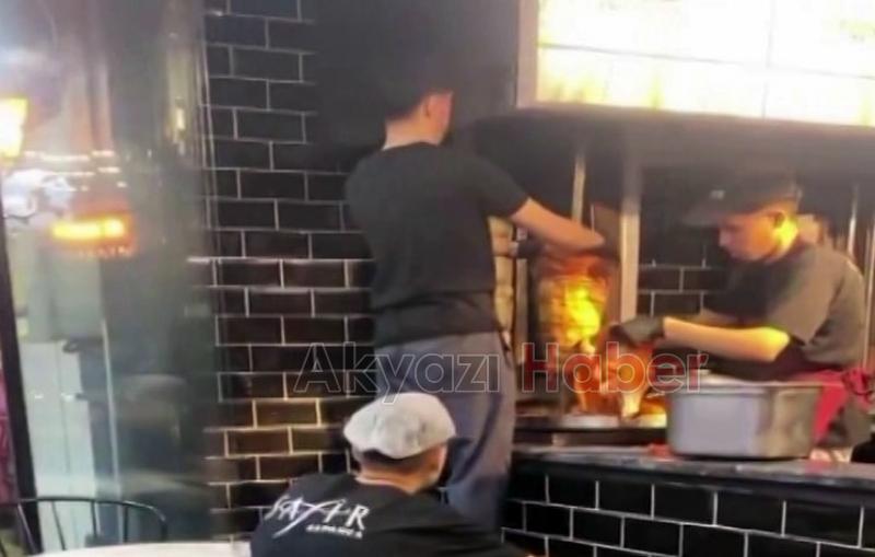 Pişmiş dönerin üzerine çiğ tavuk eklerken yakalandı