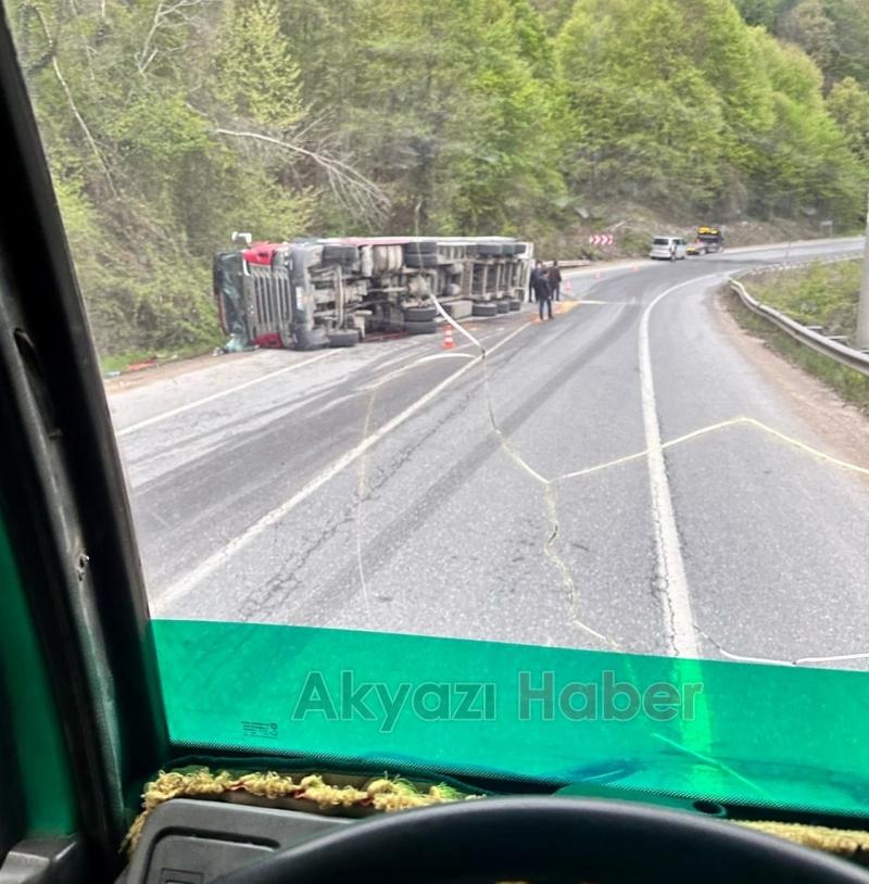 Reşadiye'de tır devrildi