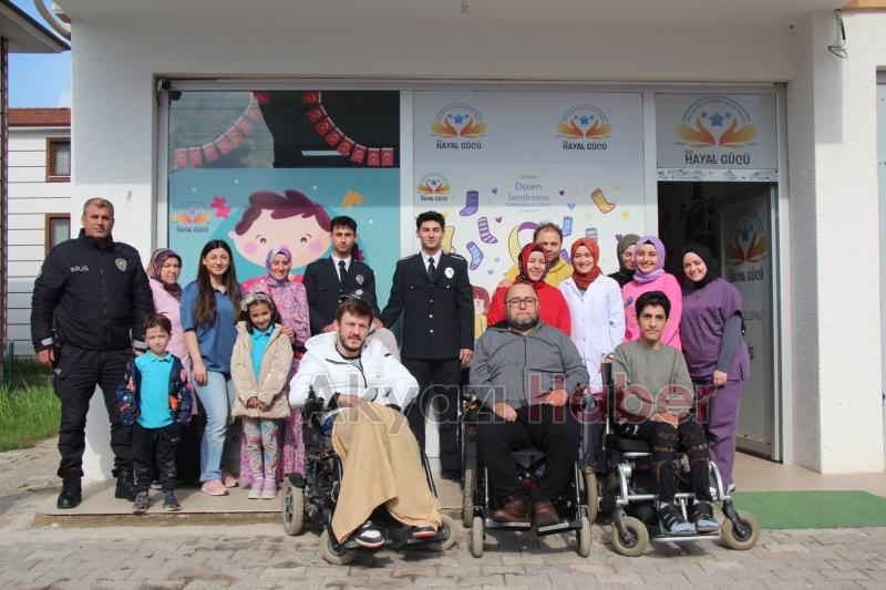  Özel Çocuklardan Polis Teşkilatına Duygu Yüklü Tablo