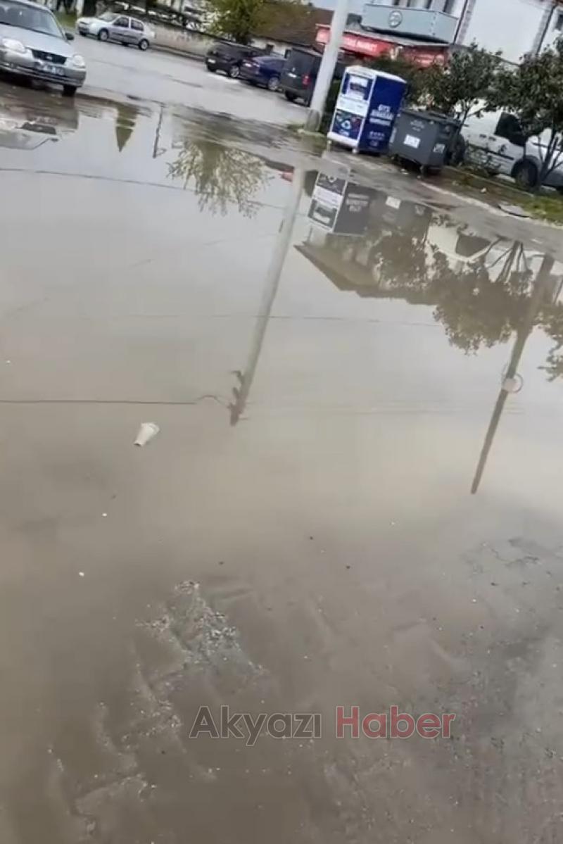 Akyazı'da bazı sokaklar çamur deryasına döndü