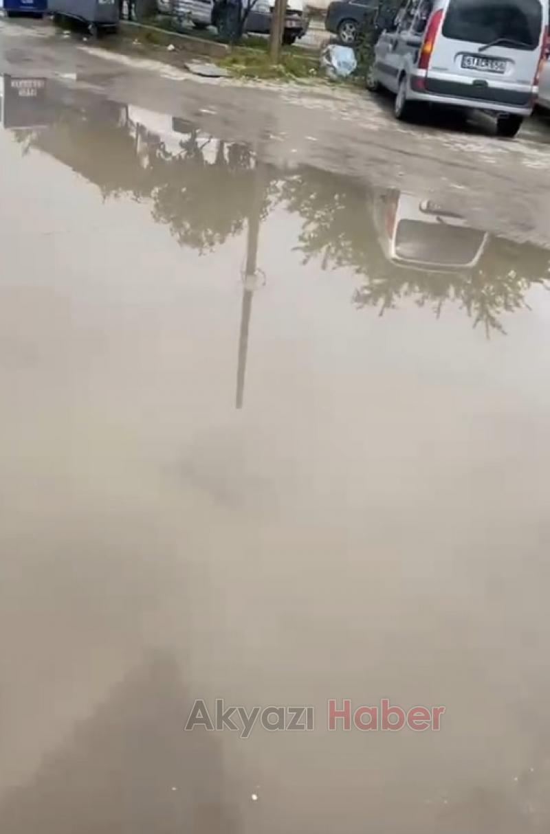 Akyazı'da bazı sokaklar çamur deryasına döndü