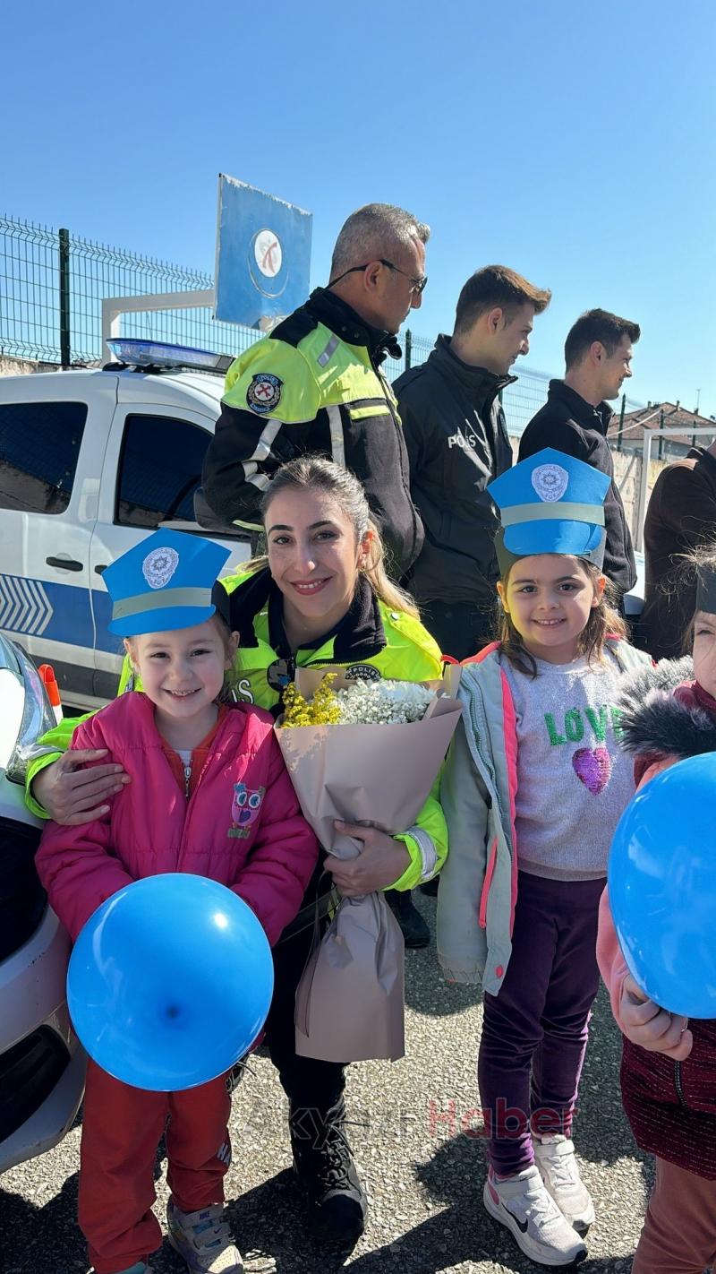 Minik Kalplerden polislere sevgi seli