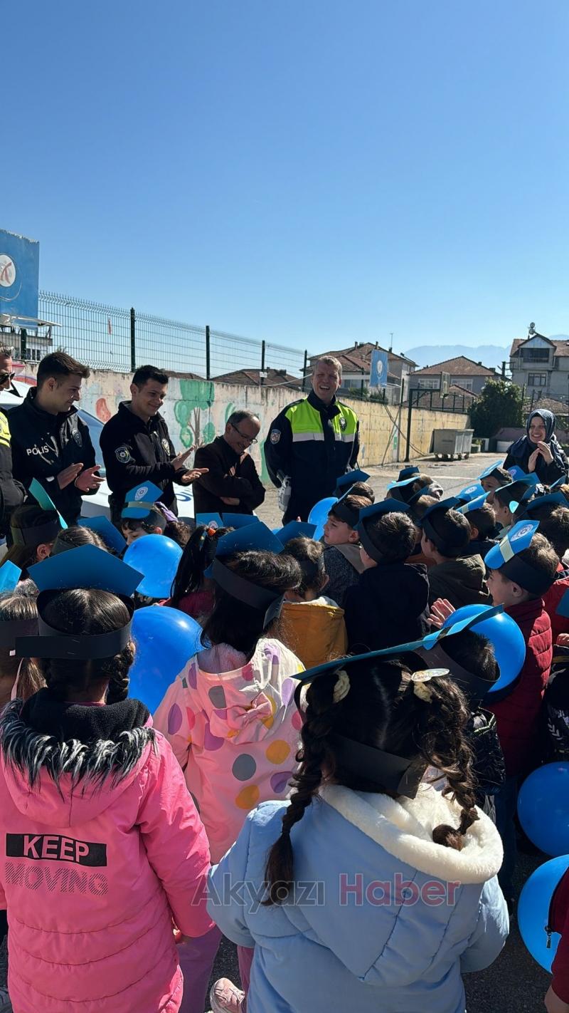 Minik Kalplerden polislere sevgi seli