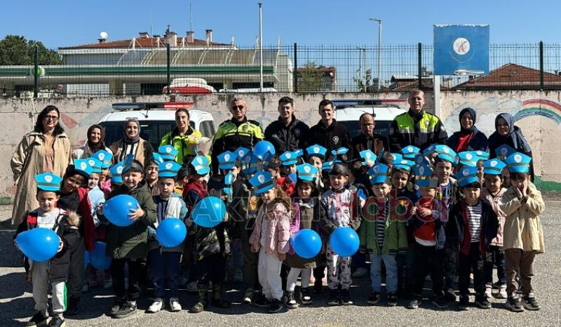 Minik Kalplerden polislere sevgi seli