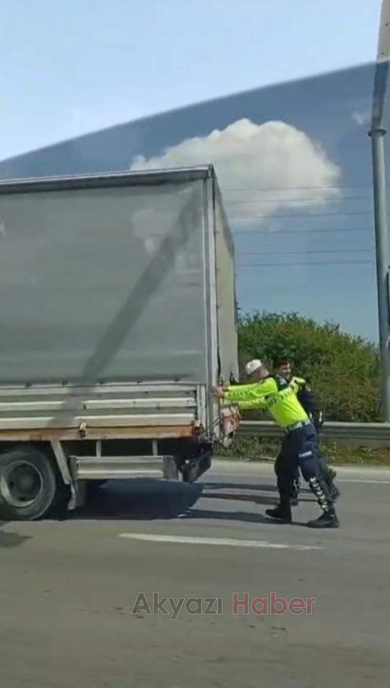 Kamyonet sürücüsünün yardımına jandarma koştu
