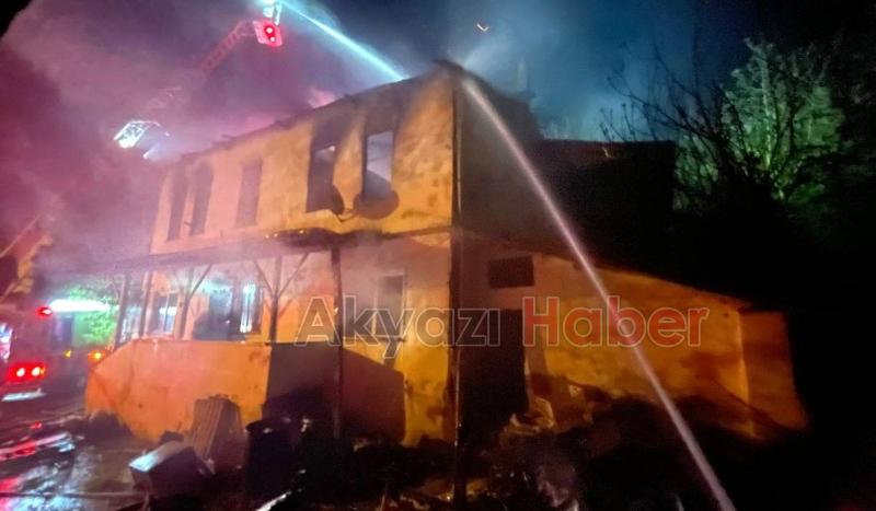 Yatalak yaşlı kadını yanan evden mahalleli kurtardı