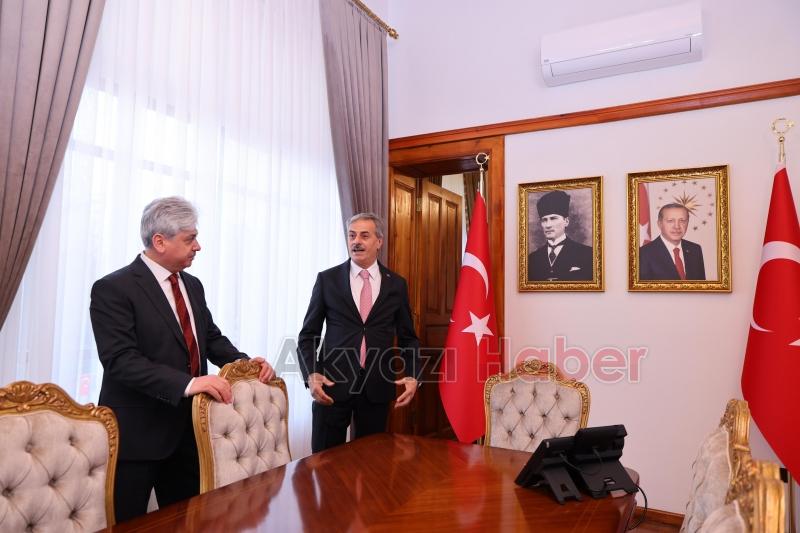 Vali Doğan'ın yeni çalışma ofisinden ilk fotoğraf