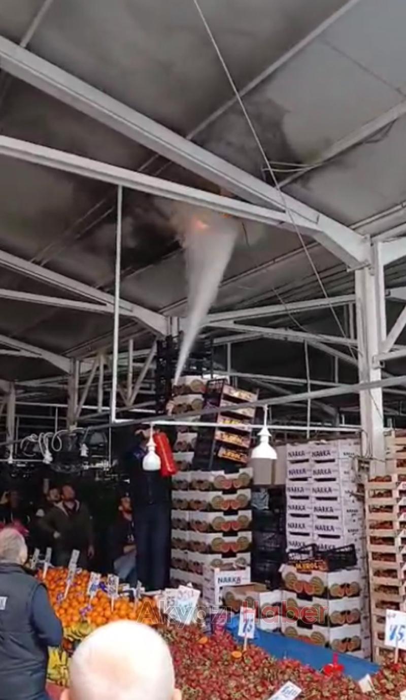 Akyazı Kapalı pazar Yeri'nde elektrik kabloları yandı