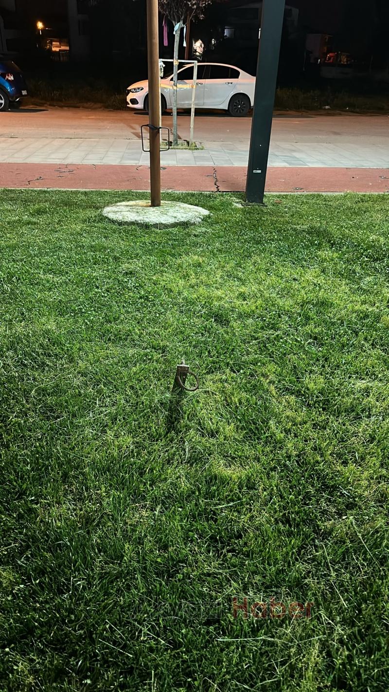 Akyazı SGM parkındaki çimlere çakılan kazıklar tehlike oluşturuyor