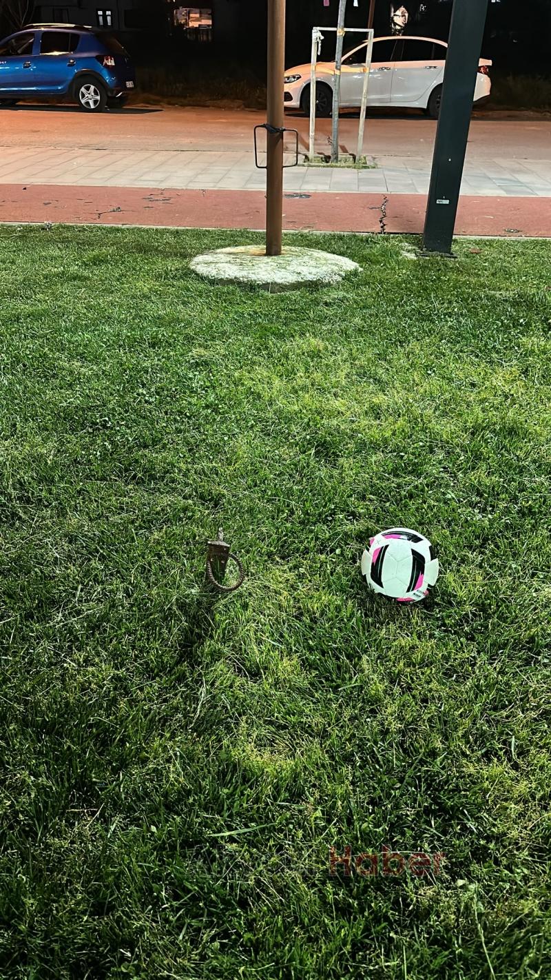 Akyazı SGM parkındaki çimlere çakılan kazıklar tehlike oluşturuyor