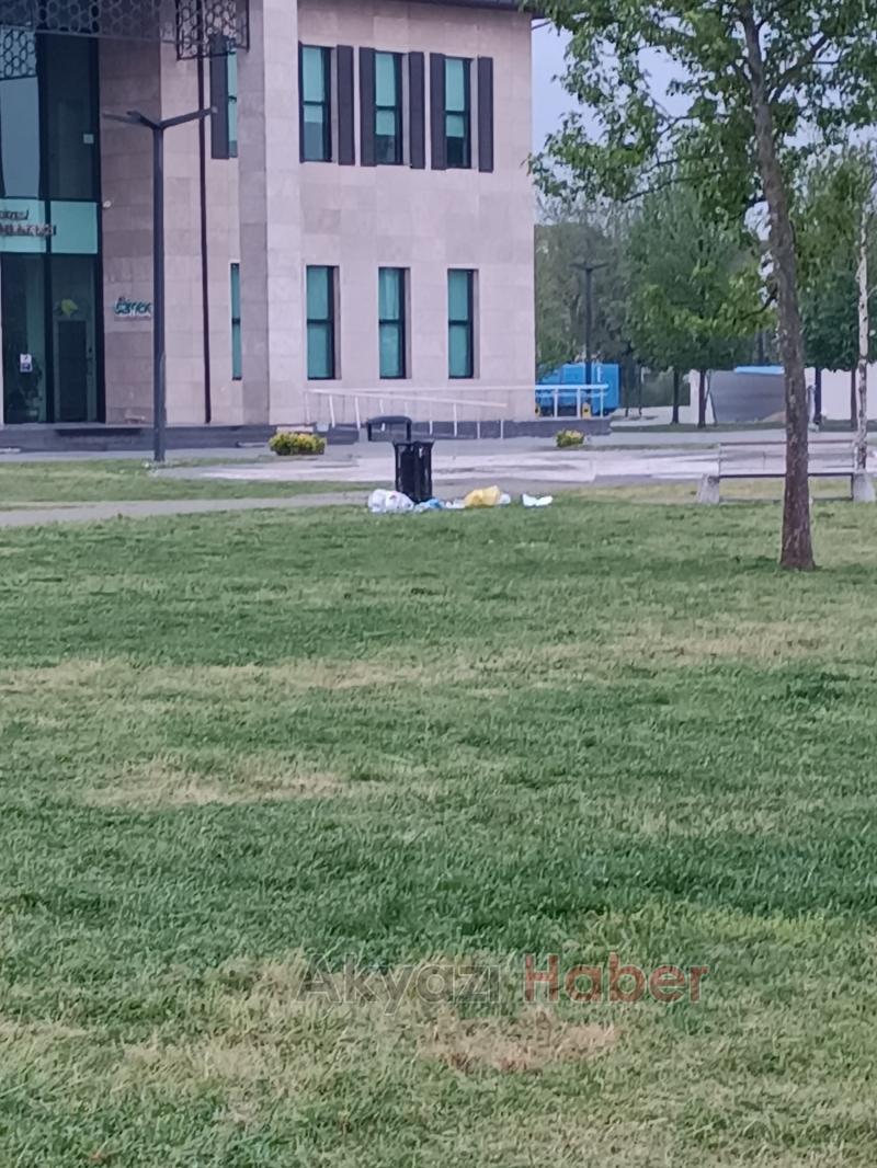 Akyazı SGM Parkı'nda alkol ve çöp tepkisi