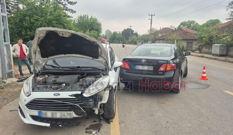 Cadde'de Talihsiz An: Evinden Çıkan Sürücü Kazaya Karıştı 2 Yaralı 