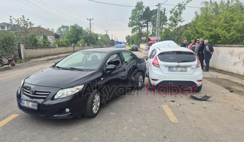 Cadde'de Talihsiz An: Evinden Çıkan Sürücü Kazaya Karıştı 2 Yaralı 