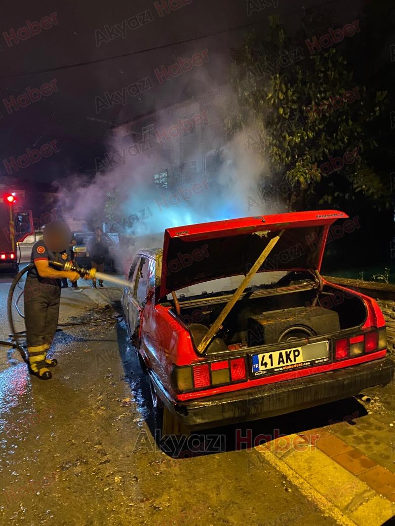 Park halindeki otomobil yandı