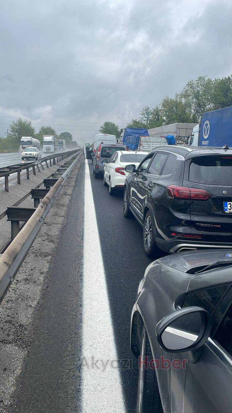 Devrilen tır otoyolun Ankara yönünü ulaşıma kapadı