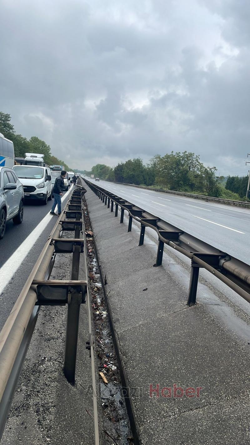 Devrilen tır otoyolun Ankara yönünü ulaşıma kapadı