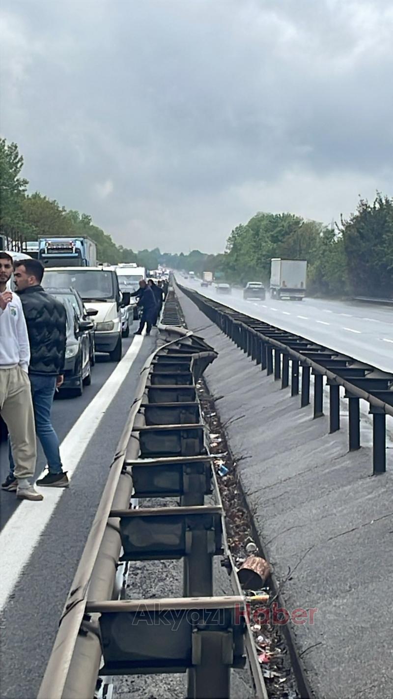 Devrilen tır otoyolun Ankara yönünü ulaşıma kapadı