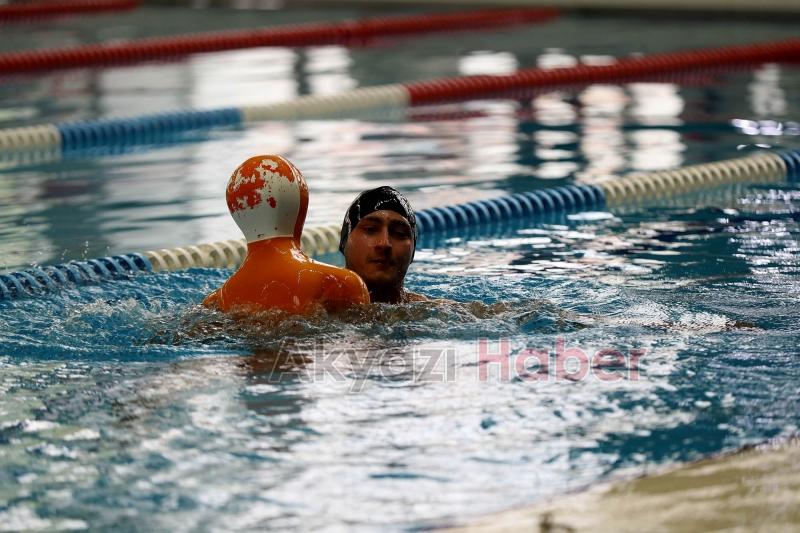 Sahillerde görev yapacak hayat timi bu zorlu parkurda seçiyor
