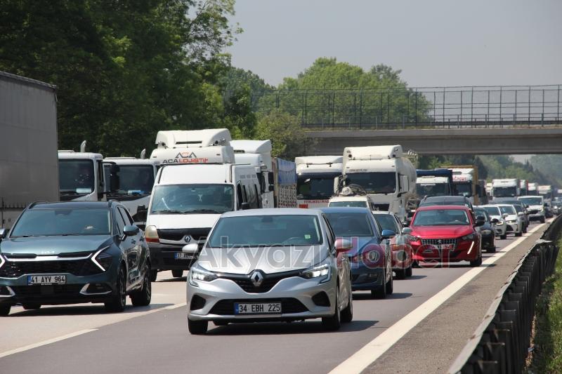 Otoyolun Akyazı kesiminde kaza