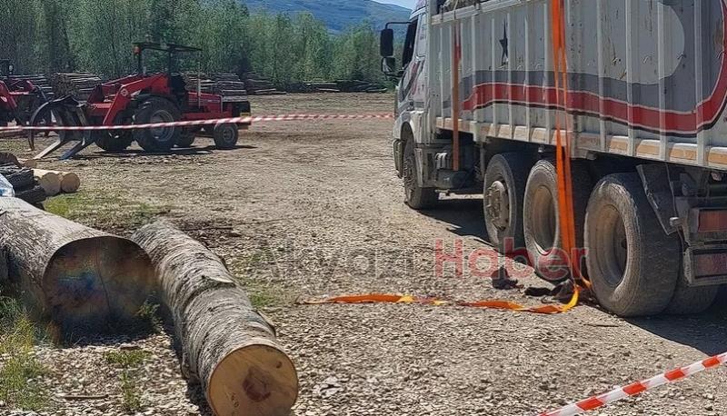 Orman deposunda üzerine tomruk düşen işçi toprağa verildi