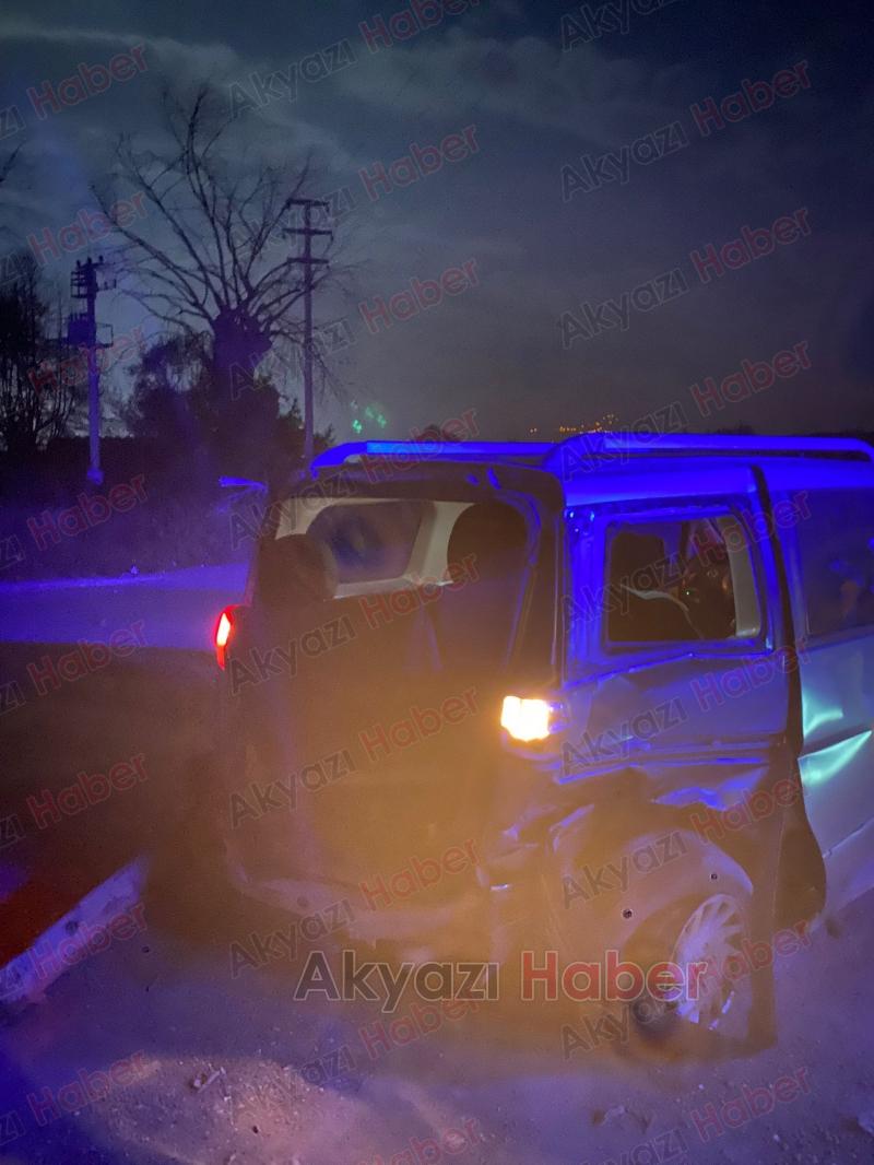 Hafif Ticari Araçla Otomobil Çarpıştı: Bagaj Kapağı Uçtu, Araç Yoldan Çıktı 1 Ağır Yaralı